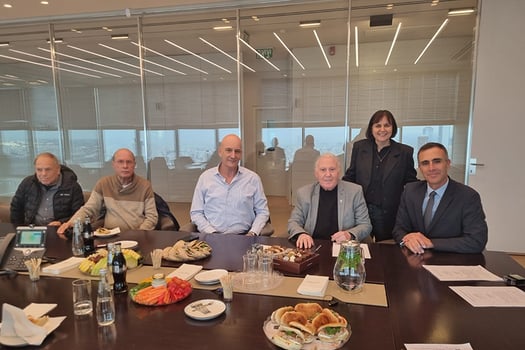 תמונה הסכם צוות מנורה מבטחים, מימין לשמאל: יהודה בן אסאייג, אורית קרמר, מוטי בר דגן, אמיר שוצמן, אילן דולפין, עמיר להב, קרדיט: יח״צ